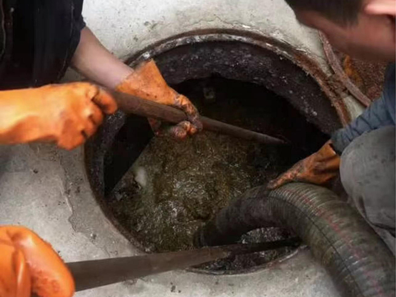 张沟镇清理化粪池时如何避免沼气的危害?